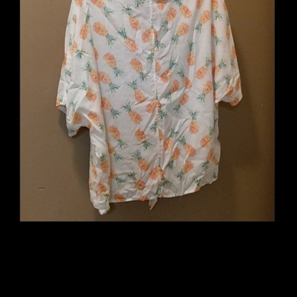 Beachlunchlounge Pineapple Print Button-Up Blouse - Picture 5 of 5